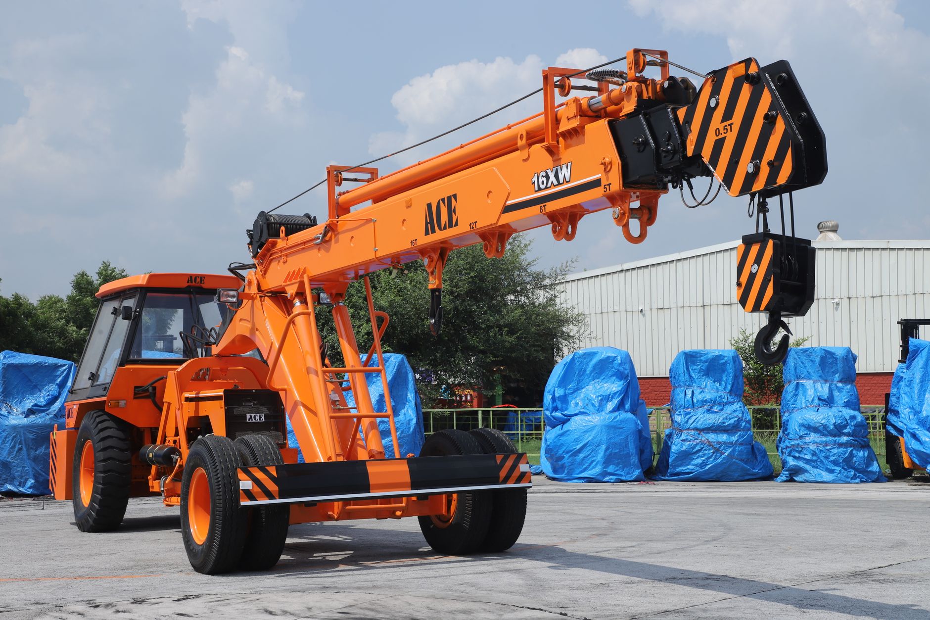 ACE 16XW hydraulic crane at a construction site in Faridabad, India.